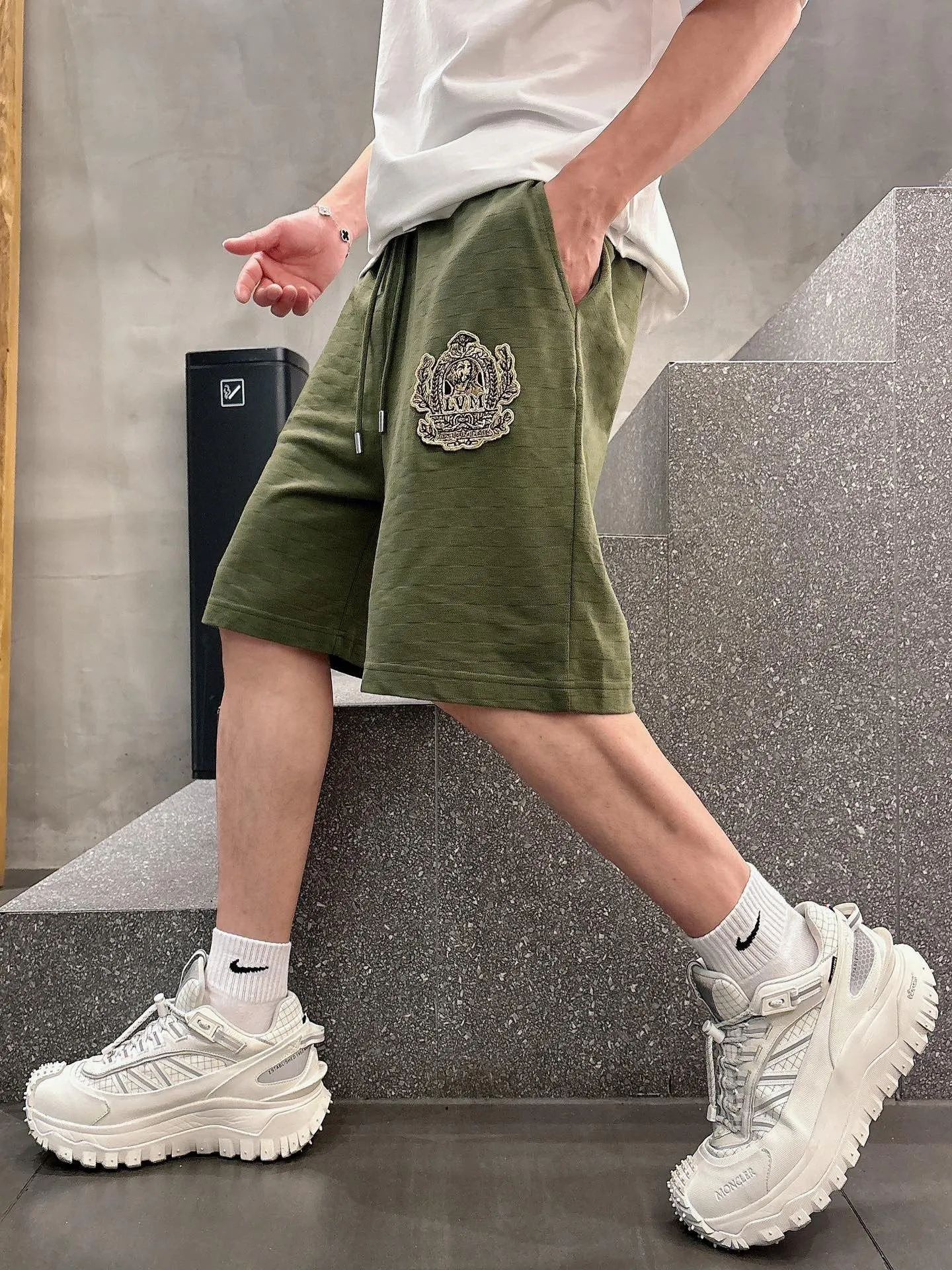 Louis Vuitton/Louis Vuitton embroidered badge checkerboard shorts